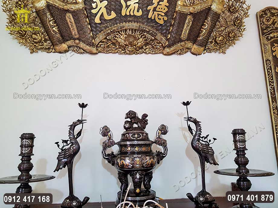 Đỉnh đồng được đặt ch&iacute;nh giữa, ở trung t&acirc;m ban thờ